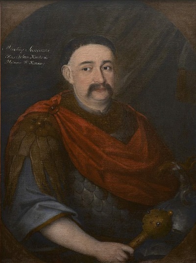 Portret olejny mężczyzny w średnim wieku, z ciemnym wąsem, równo przyciętą grzywką i odsłoniętym czołem. Mężczyzna ubrany jest w zbroję antyczną i czerwony płaszcz spięty na ramieniu kamieniem. W prawej ręce dzierży buławę. Po lewej stronie obrazu napis białymi literami, który jest trudny do rozczytania. Jest to portret Adama Mikołaja Sieniawskiego. 