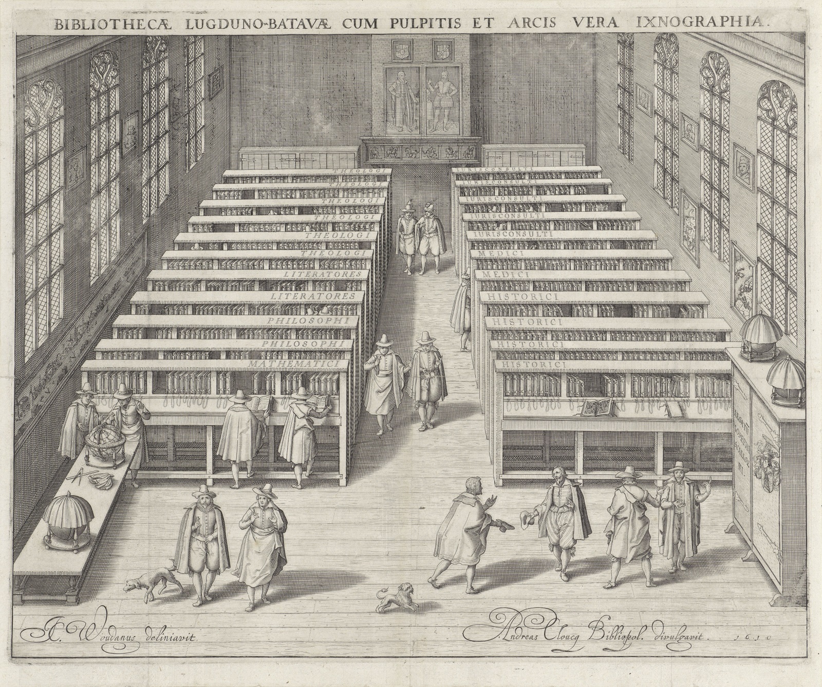 Rycina przedstawia wnętrze biblioteki. Jest to Biblioteka Uniwersytetu w Lejdze. Na pierwszym planie mężczyźni ubrani w stroje historyczne. Pomiędzy regałami, które są opisane tematycznie, spacerują mężczyźni. 