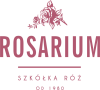 Logotyp składa się z grafiki w kształcie róży. Poniżej duży napis: Rosarium, pod nim pozioma linia. Pod linią napis: Szkółka róż od 1980.