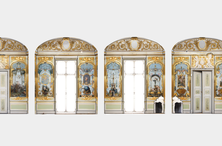 Widok na dekoracje rzeźbiarskie, malarskie i architektoniczne w zabytkowym wnętrzu.