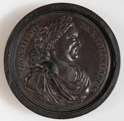 Pionek do gry z portretem Jana III Sobieskiego. Jest to jeden z pięciu zachowanych w kolekcji Bayerisches Nationalmuseum pionków do gry z portretami europejskich władców. Na awersie odciśnięty wizerunek polskiego króla, w profilu, w stroju antycznym i wieńcu laurowym. Wokół inskrypcja: IOAN:III D.G. REX POLONIARUM.