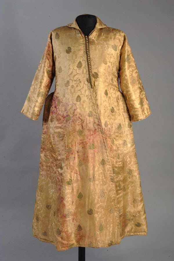Kaftan po królu Janie III Sobieskim. Ten dobrze zachowany, bogaty kaftan z kolekcji Muzeum Rzemiosła Artystycznego w Budapeszcie według tradycji należał do Jana III Sobieskiego. Król miał przekazać go osobiście palatynowi Węgier, księciu Pawłowi Esterházy’emu. Rzeczywiście w inwentarzu Esterházych z 1725 roku pojawia się wzmianka o kaftanie polskiego króla, przetykanym złotymi kwiatami i wykończonym drobnymi złotymi guziczkami.