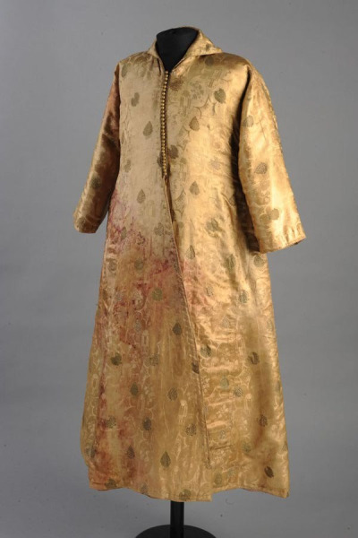 Kaftan po królu Janie III Sobieskim. Ten dobrze zachowany, bogaty kaftan z kolekcji Muzeum Rzemiosła Artystycznego w Budapeszcie według tradycji należał do Jana III Sobieskiego. Król miał przekazać go osobiście palatynowi Węgier, księciu Pawłowi Esterházy’emu. Rzeczywiście w inwentarzu Esterházych z 1725 roku pojawia się wzmianka o kaftanie polskiego króla, przetykanym złotymi kwiatami i wykończonym drobnymi złotymi guziczkami.