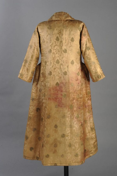 Kaftan po królu Janie III Sobieskim. Ten dobrze zachowany, bogaty kaftan z kolekcji Muzeum Rzemiosła Artystycznego w Budapeszcie według tradycji należał do Jana III Sobieskiego. Król miał przekazać go osobiście palatynowi Węgier, księciu Pawłowi Esterházy’emu. Rzeczywiście w inwentarzu Esterházych z 1725 roku pojawia się wzmianka o kaftanie polskiego króla, przetykanym złotymi kwiatami i wykończonym drobnymi złotymi guziczkami.