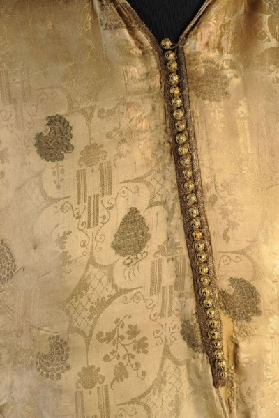 Kaftan po królu Janie III Sobieskim. Ten dobrze zachowany, bogaty kaftan z kolekcji Muzeum Rzemiosła Artystycznego w Budapeszcie według tradycji należał do Jana III Sobieskiego. Król miał przekazać go osobiście palatynowi Węgier, księciu Pawłowi Esterházy’emu. Rzeczywiście w inwentarzu Esterházych z 1725 roku pojawia się wzmianka o kaftanie polskiego króla, przetykanym złotymi kwiatami i wykończonym drobnymi złotymi guziczkami.