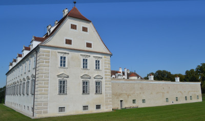 Zdjęcie przedstawia zamek w Stetteldorf  w Austrii. 