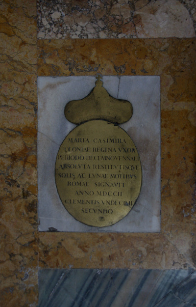 Linea Clementina w rzymskim kościele Santa Maria degli Angeli e dei Martiri jest przyrządem do precyzyjnego wyznaczania astronomicznych pór roku. Zbliżenie na fragment ściany lub posadzki na której znajduje się złota, obła płaszczyzna z koroną i napisem po włosku. 