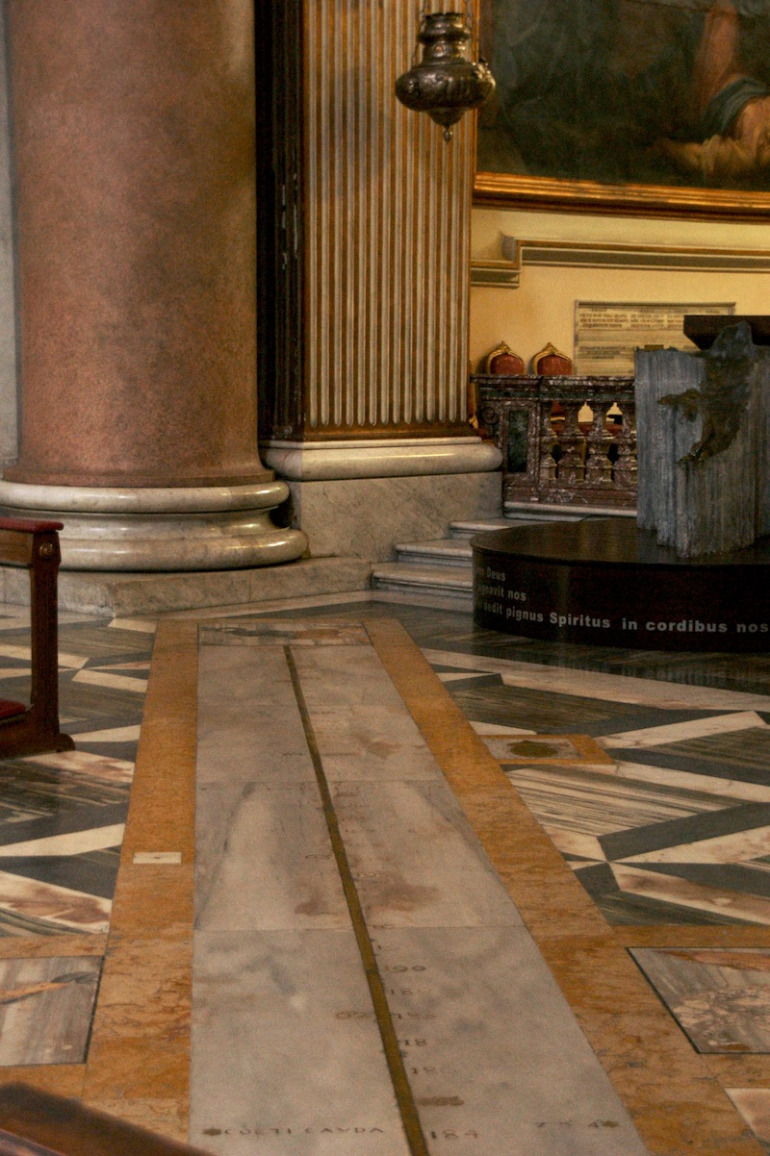 Linea Clementina w rzymskim kościele Santa Maria degli Angeli e dei Martiri jest przyrządem do precyzyjnego wyznaczania astronomicznych pór roku. Zbliżenie na fragment.
