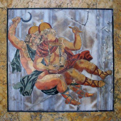 Linea Clementina w rzymskim kościele Santa Maria degli Angeli e dei Martiri jest przyrządem do precyzyjnego wyznaczania astronomicznych pór roku. 

Zbliżenie na fragment. Dekoracja posadzki. Dwóch mężczyzn w strojach antycznych, w sandałach z rzemyków na nogach. Unoszą się jakby w powietrzu. Jeden trzyma w ręce sierp, drugi dwa przedmioty.