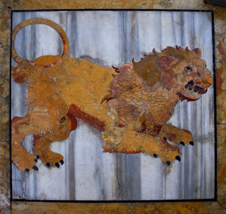 Linea Clementina w rzymskim kościele Santa Maria degli Angeli e dei Martiri jest przyrządem do precyzyjnego wyznaczania astronomicznych pór roku. 
Zbliżenie na fragment. Dekoracja posadzki. Atakujący lew.    