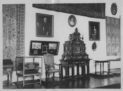 Zdjęcie czarno-białe. Przedstawia salę Sobieskiego. Zdjęcie ze zbiorów i dzięki uprzejmości Narodowego Archiwum Cyfrowego. 