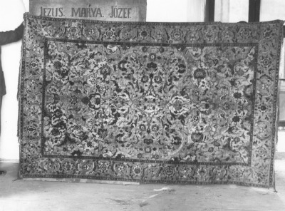 Zdjęcie czarno-białe. Przedstawia dywan króla Jana III Sobieskiego, który znajduje się w Klasztorze oo. Filipinów. 