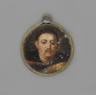 Talar z czasów Jana Jerzego I Wettyna z 1648 r. Awers to miniatura z portretem Jana III Sobieskiego. Popiersie króla ujęte en face. Włosy krótkie ciemne, oblicze podgolone z widocznym charakterystycznym wąsem. Ubrany w stalowy pancerz, żółtawy kaftan oraz narzuconą wierzchem czerwoną delię o futrzanym podbiciu. Tło ciemne, brązowawe. Obramowanie wykonane z cienkiego paska metalu zdobionego prążkowaniem. 