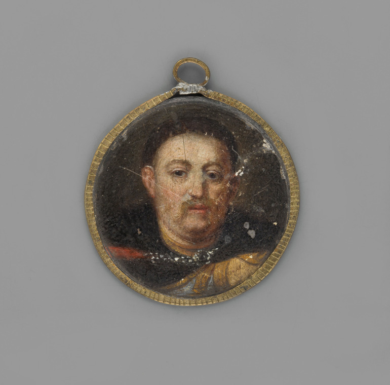 Talar z czasów Jana Jerzego I Wettyna z 1648 r. Awers to miniatura z portretem Jana III Sobieskiego. Popiersie króla ujęte en face. Włosy krótkie ciemne, oblicze podgolone z widocznym charakterystycznym wąsem. Ubrany w stalowy pancerz, żółtawy kaftan oraz narzuconą wierzchem czerwoną delię o futrzanym podbiciu. Tło ciemne, brązowawe. Obramowanie wykonane z cienkiego paska metalu zdobionego prążkowaniem. 
