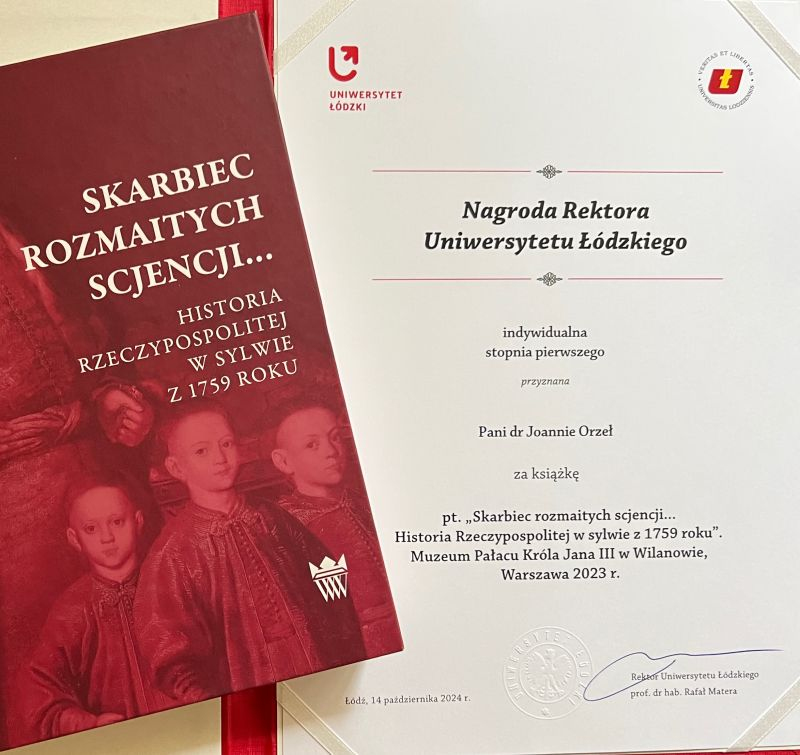 Zdjęcie przedstawia książkę i dyplom informujący o nagrodzie przyznanej przez rektora Uniwersytetu Łódzkiego
